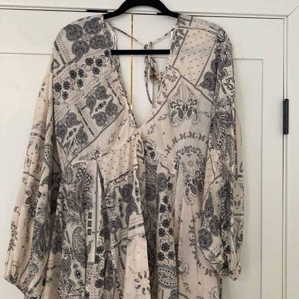 H&M cream & black dress size large V neck in the front ties in the back